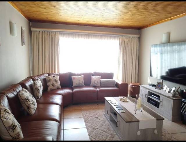 5 BEDROOM HOUSE FOR SALE IN PARKRAND